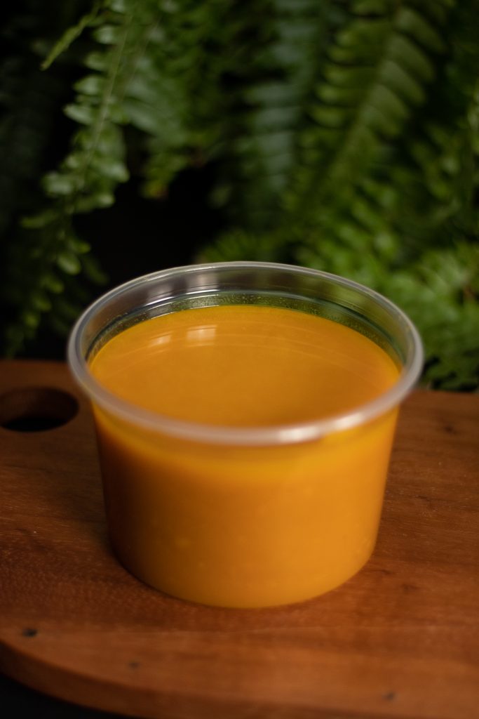 foto de um pote com sopa de abóbora cabotiá